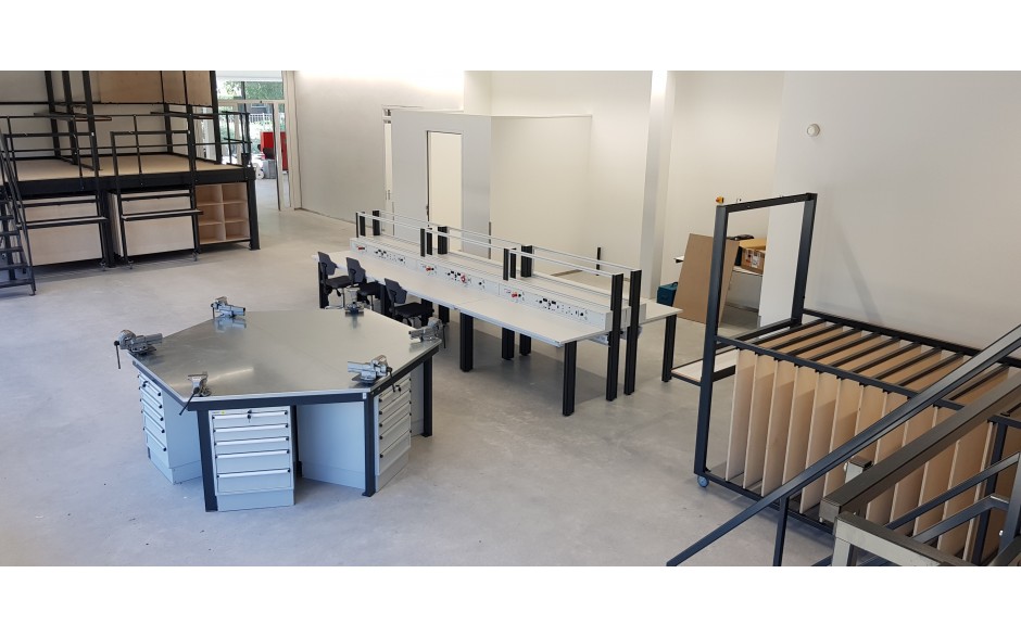 204854 | Zeskant werktafel, bladdikte 40mm met 2mm sendzimir, dubbel omgezet ( 2 delen), sleutelwijdte 2000mm, hoogte 850mm