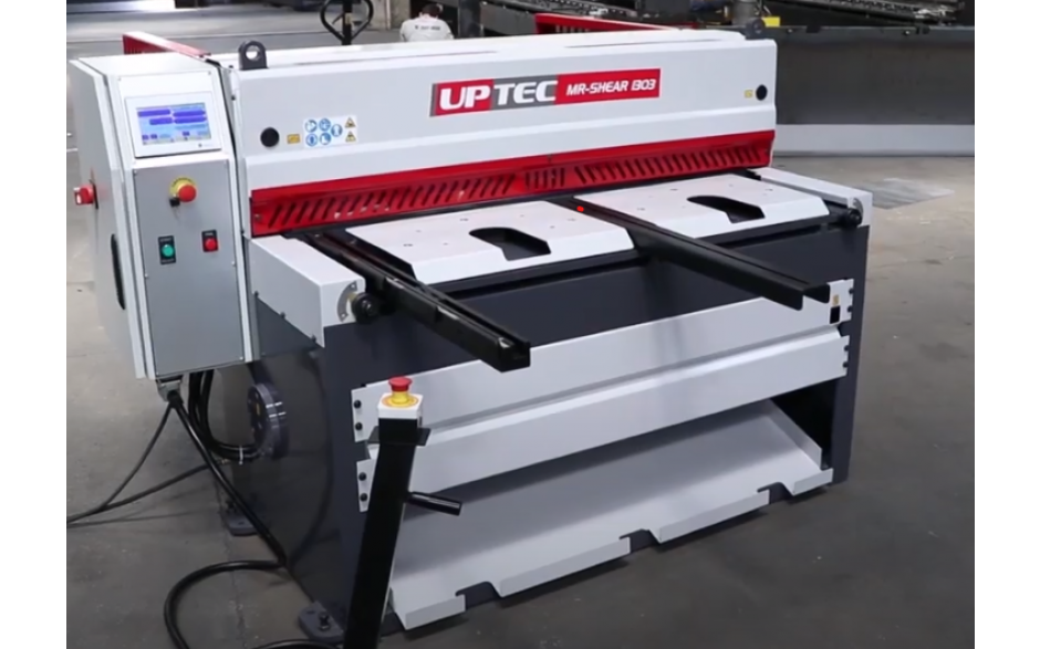 MR-1303 | PLAATSCHAAR 1360x3 MM, MECH./ELECTR. 400V CE +  GEMOT. ACHTERAANSLAG (TOUCHSCREEN+WERKSTUK VZ UITNEEMBAAR)