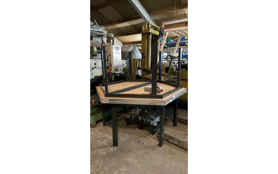 Gebruikte Zeskant werkbank175cm H=85cm, incl smeedstalen banschroef 125mm (6st. per werkbank) !! 2st. leverbaar !! *** TechniMeubel *** OCC-23-080 (1&2)