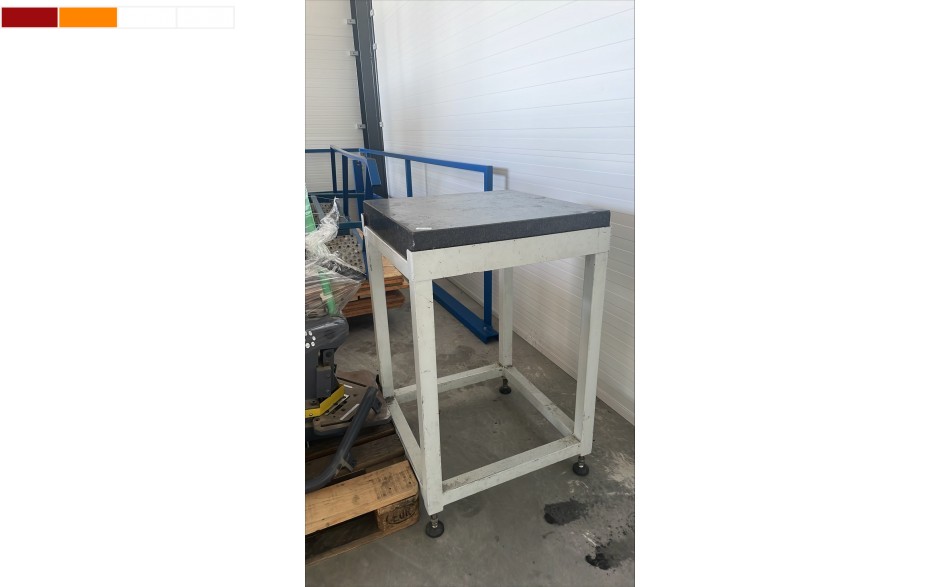 Gebruikte vlaktafel, graniet* incl. voet (OCC-23-060) 630x630mm Htot.=100cm